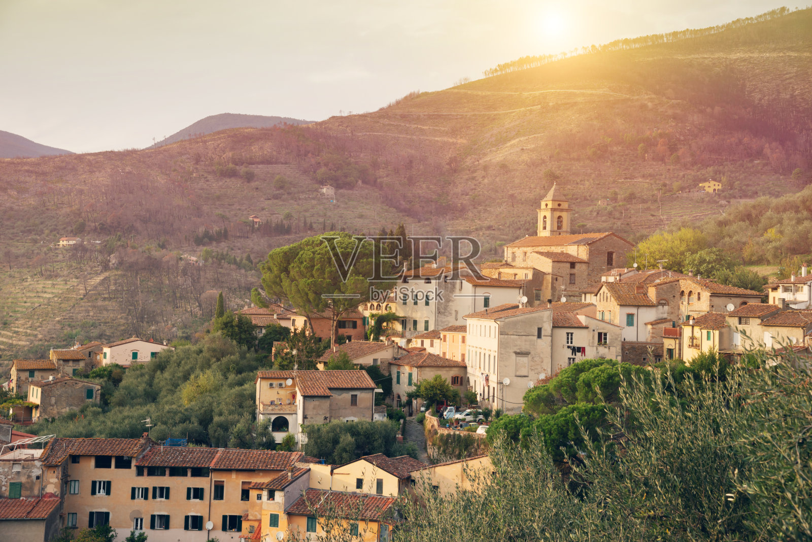 美丽的村庄附近的蒙特塞拉在托斯卡纳/意大利照片摄影图片
