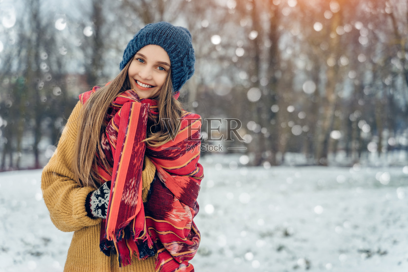 冬天的年轻女子肖像。美丽快乐的模特女孩在冬天的公园里欢笑和玩耍。美丽的年轻女性在户外，享受大自然，冬天照片摄影图片
