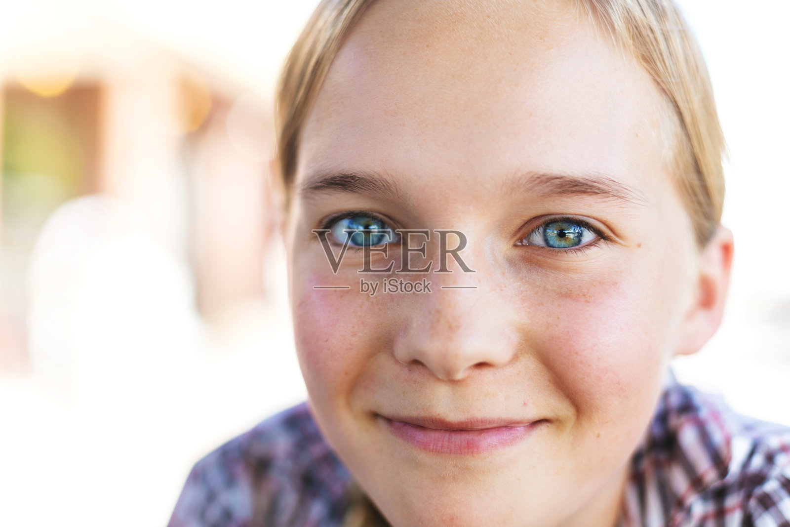 Z一代青少年金发女孩户外肖像与充满活力的蓝色眼睛照片摄影图片