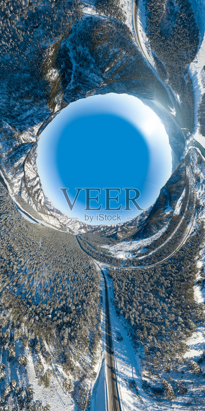 360度全景无人机拍摄的抽象的冰雪世界，自然和风景如画的冬季景观附近的阿尔泰山脉与绿色的河流，蓝天和桥梁照片摄影图片