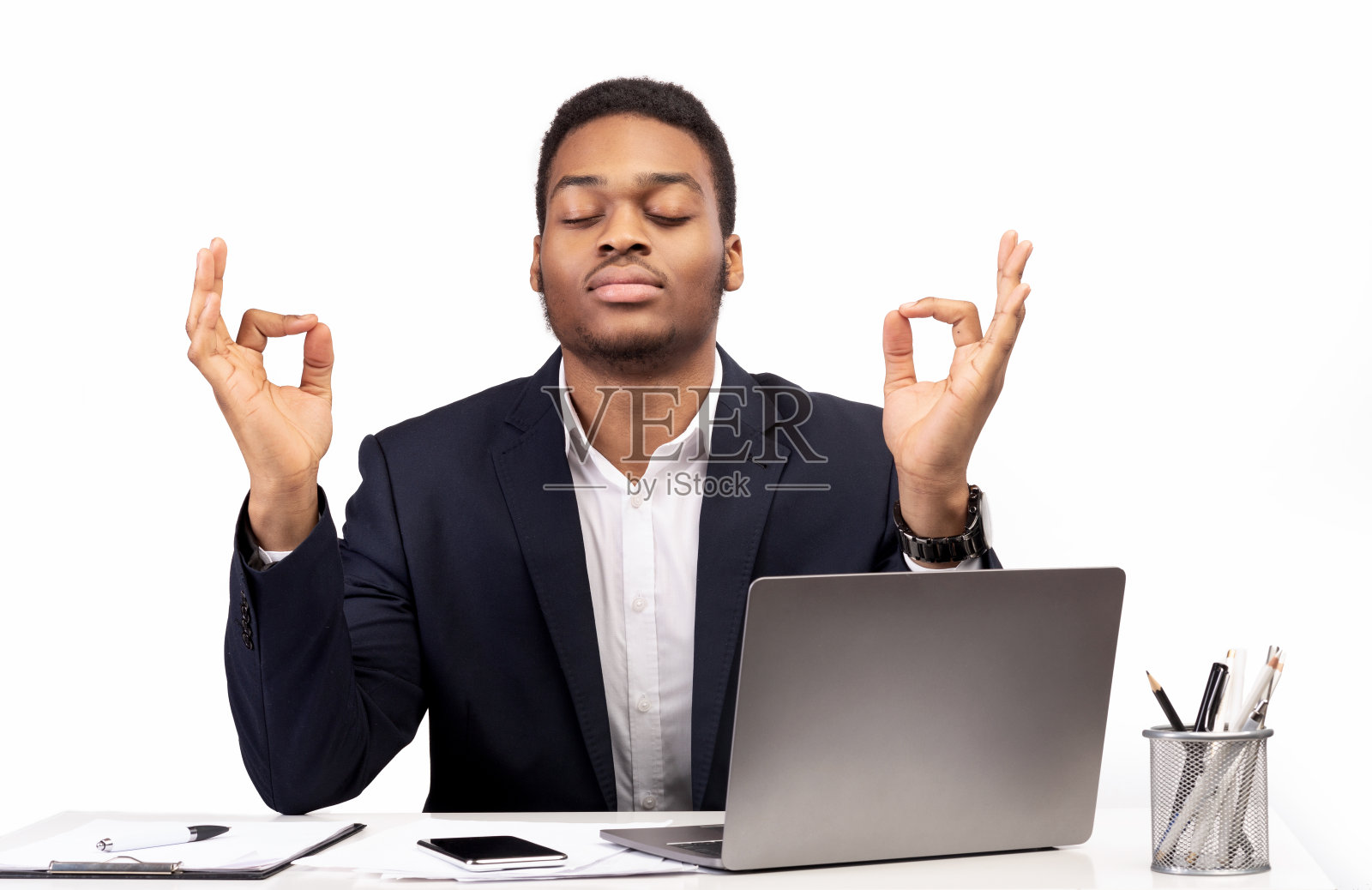 一名黑人在办公室冥想以应对压力照片摄影图片