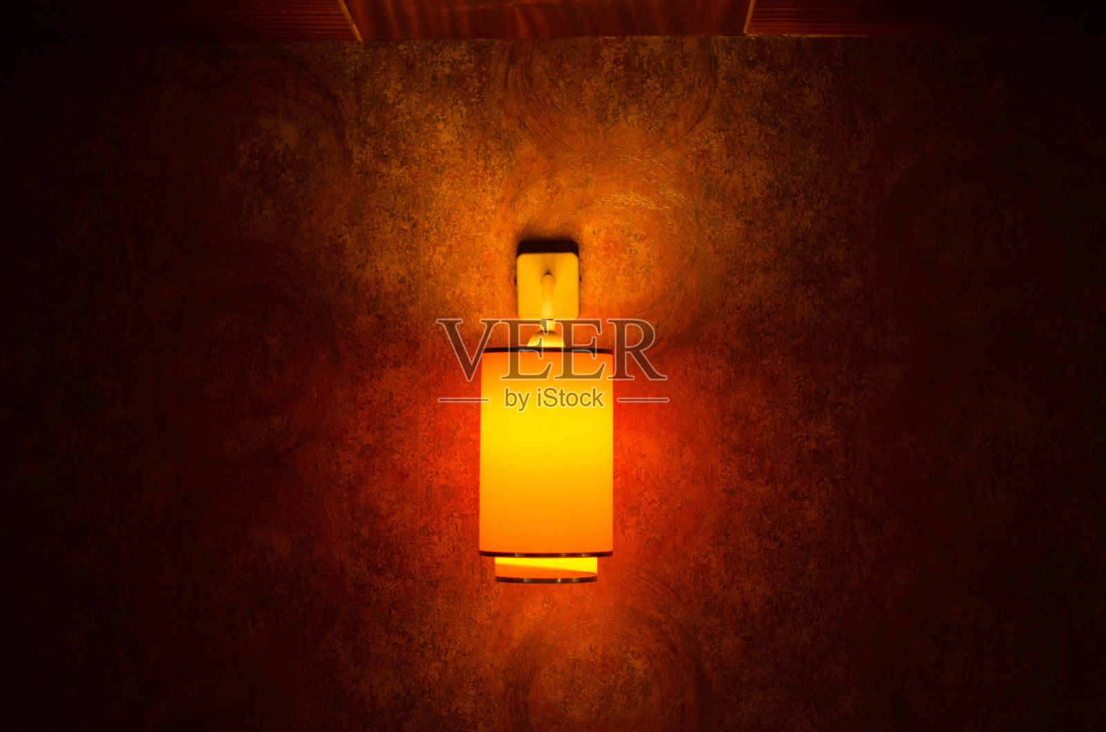 橙色壁灯，优雅的壁灯，温暖的光线。照片摄影图片