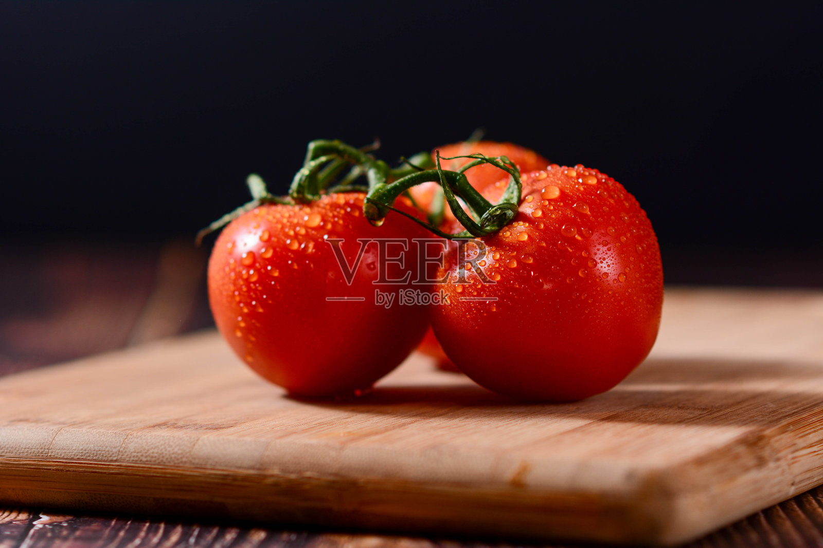 新鲜，成熟的西红柿，木材背景。照片摄影图片