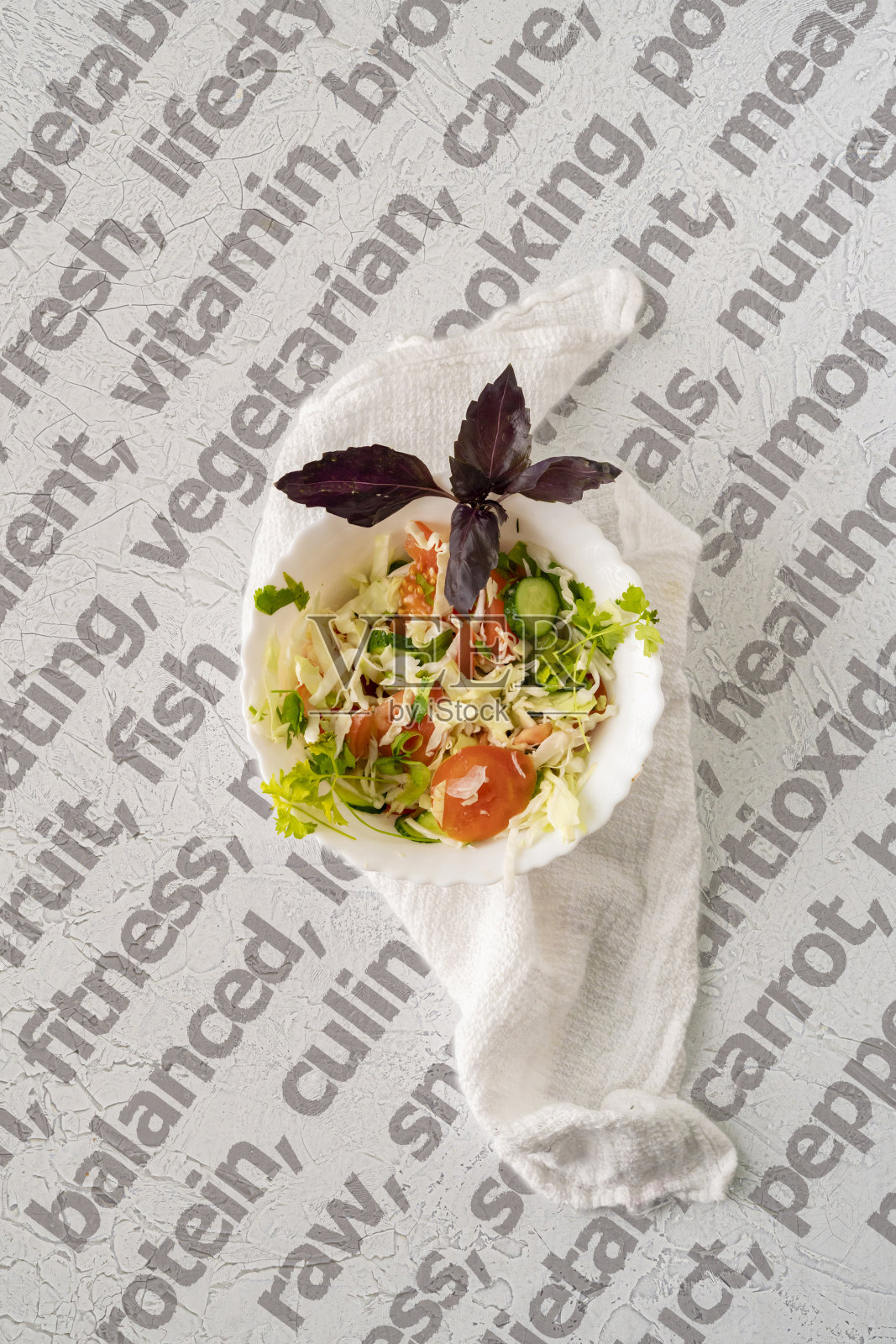 排毒沙拉在一个白色陶瓷碗与卷心菜，托马索和罗勒孤立照片摄影图片
