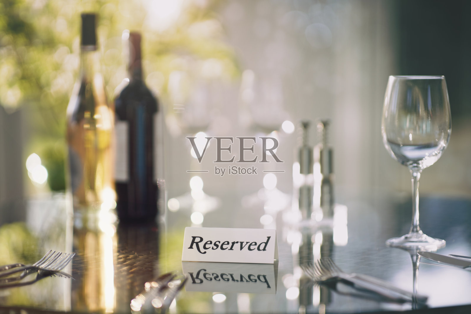餐厅预定的桌子标志与地方设置和葡萄酒杯准备一个聚会照片摄影图片