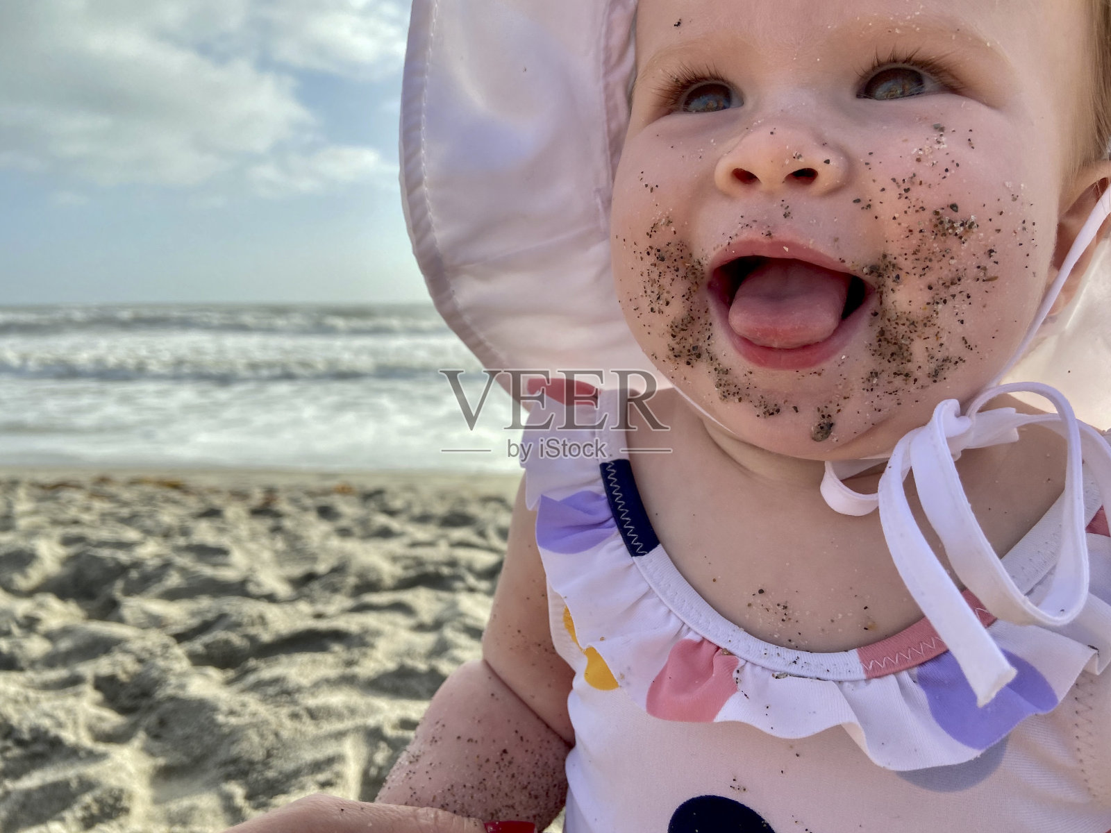 小女孩在美国佛罗里达中部的可可海滩上玩耍照片摄影图片