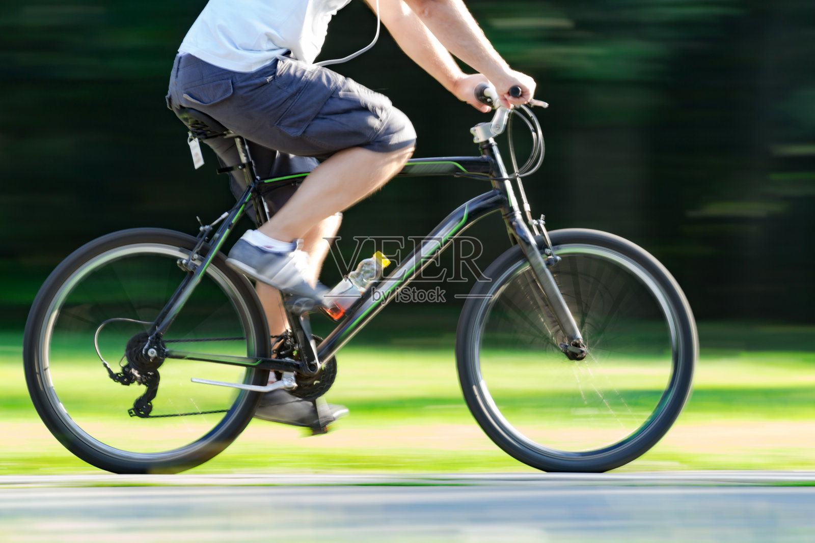 骑自行车-模糊运动，快速驾驶。照片摄影图片