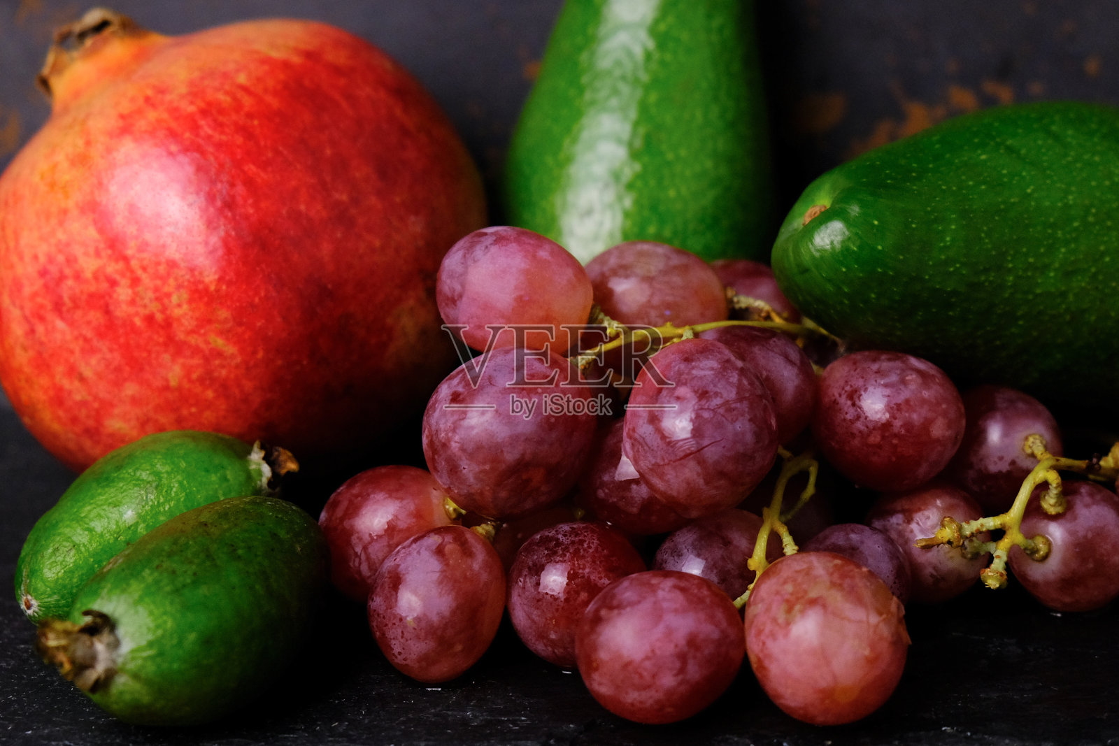 黑色背景上的新鲜水果和浆果。照片摄影图片