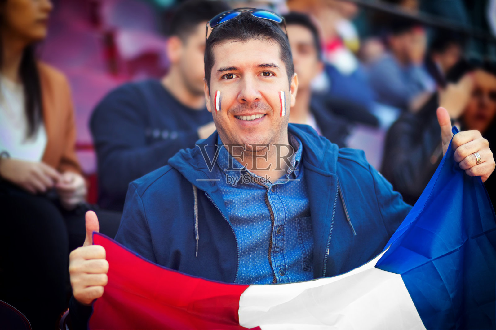 在国际足球比赛中，快乐的支持者手举法国国旗照片摄影图片