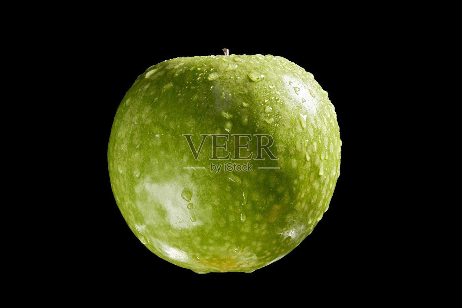 近距离的绿色苹果与水滴在黑色的背景照片摄影图片
