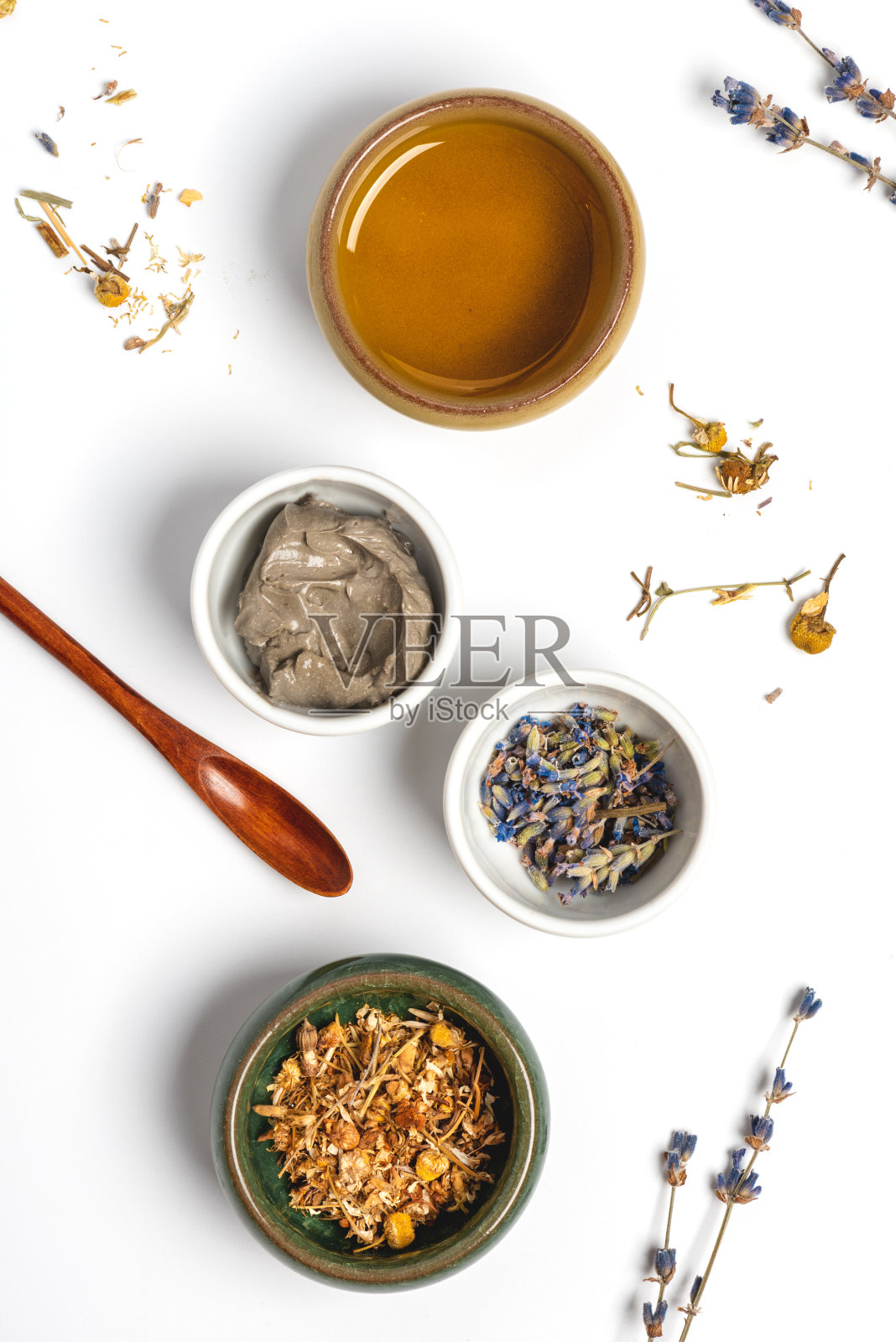 干薰衣草和洋甘菊，化妆粘土和油在碗在白色的背景照片摄影图片
