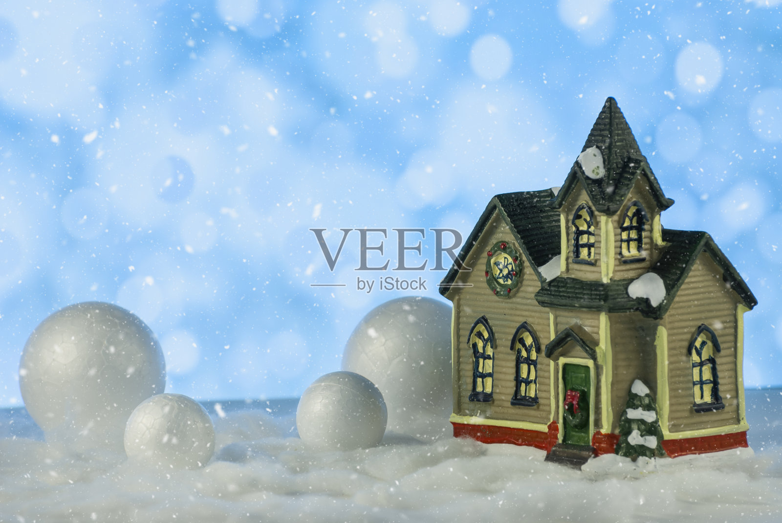 美丽的冬季创作。圣诞节的故事。小玩具房子。神奇的背景。近距离照片摄影图片
