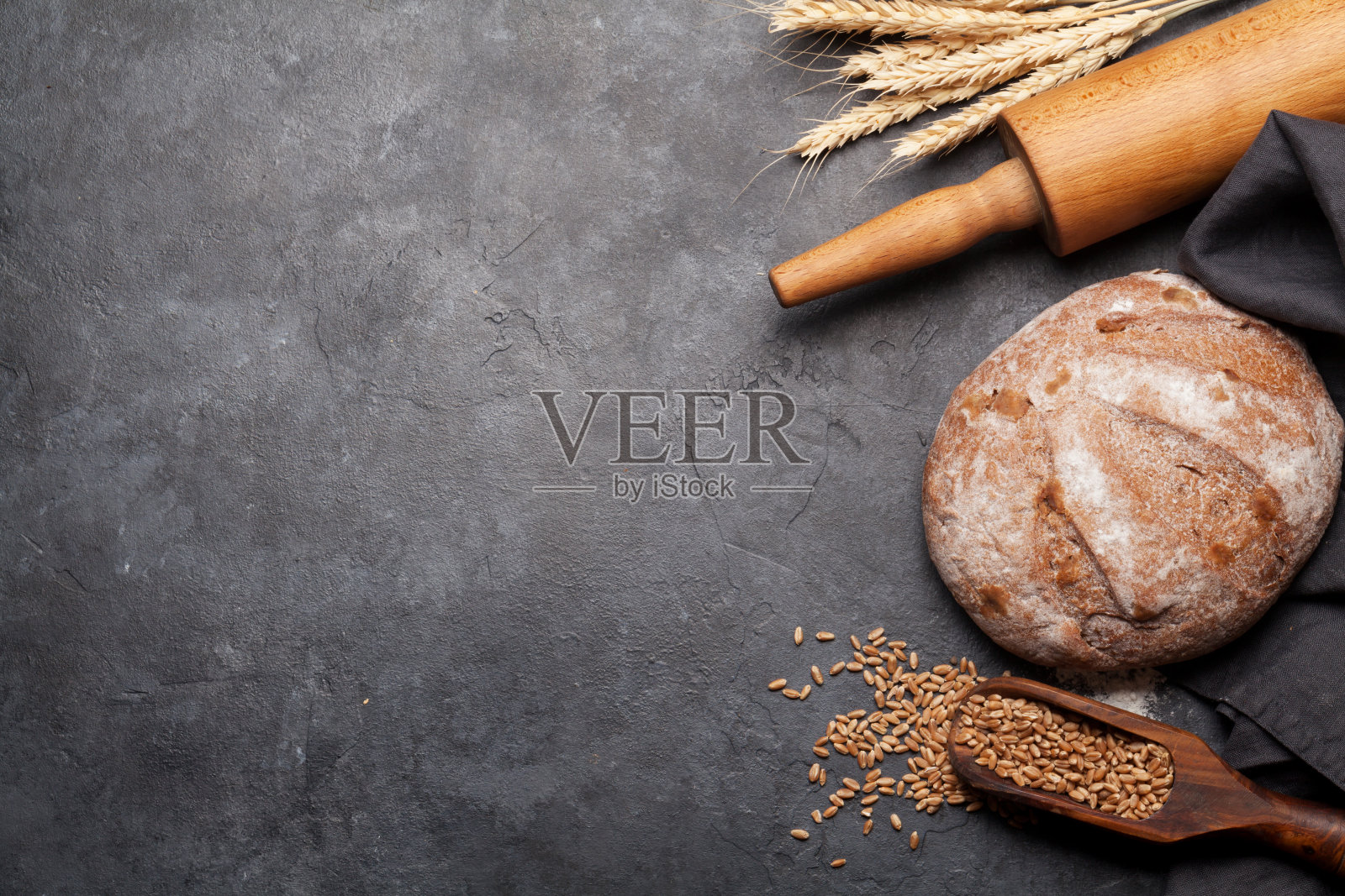 面包与小麦，面粉和炊具照片摄影图片