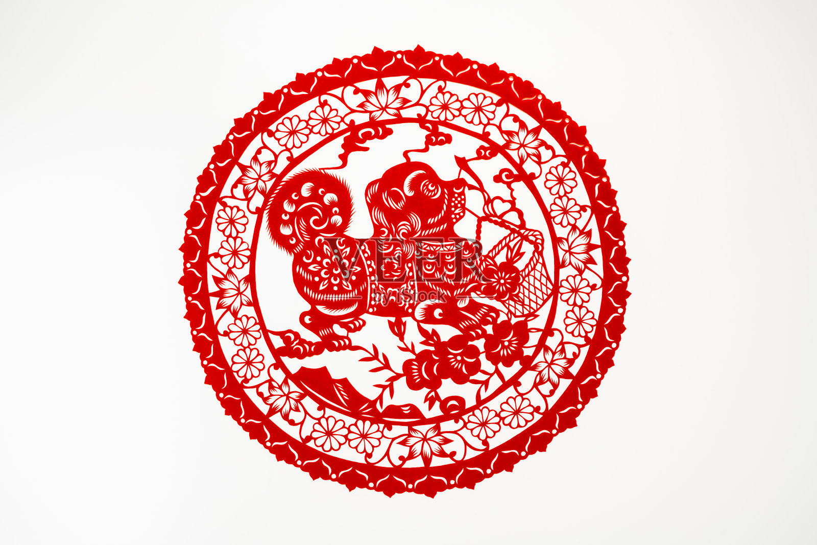 中国传统剪纸艺术图案，十二生肖。中国新年，狗年。汉字(福、寿、安、财、丰)照片摄影图片