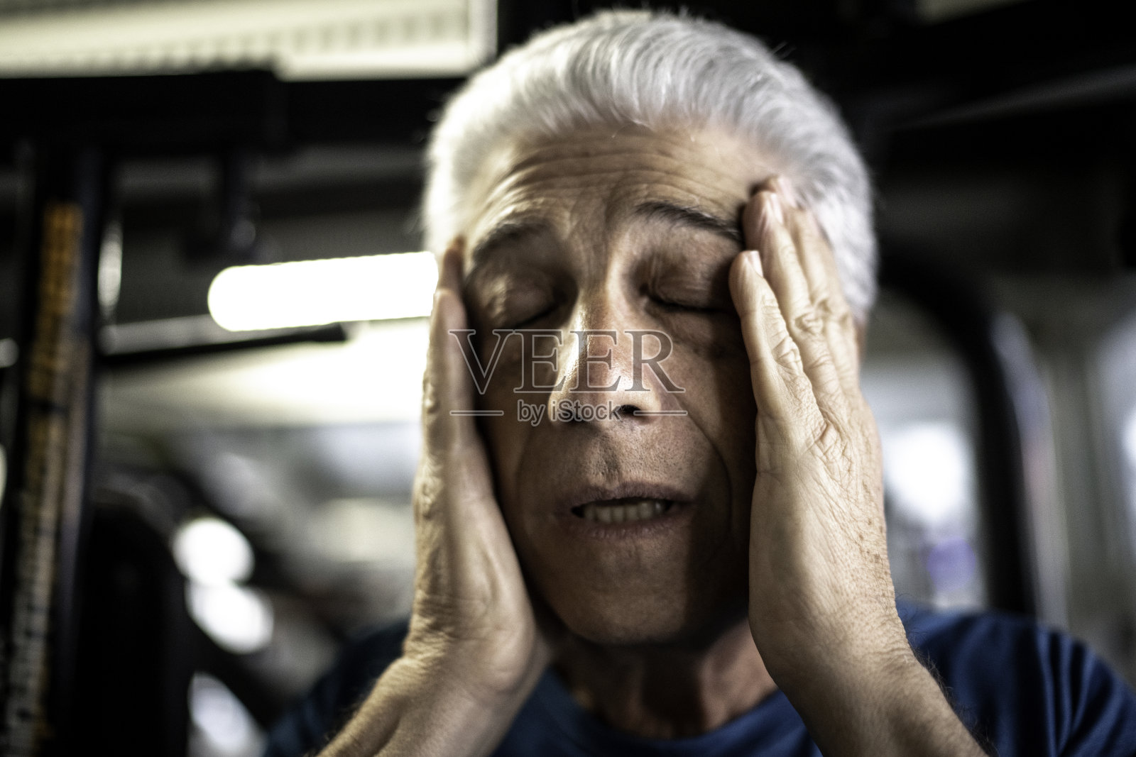 一个老男人在健身房感觉不舒服照片摄影图片