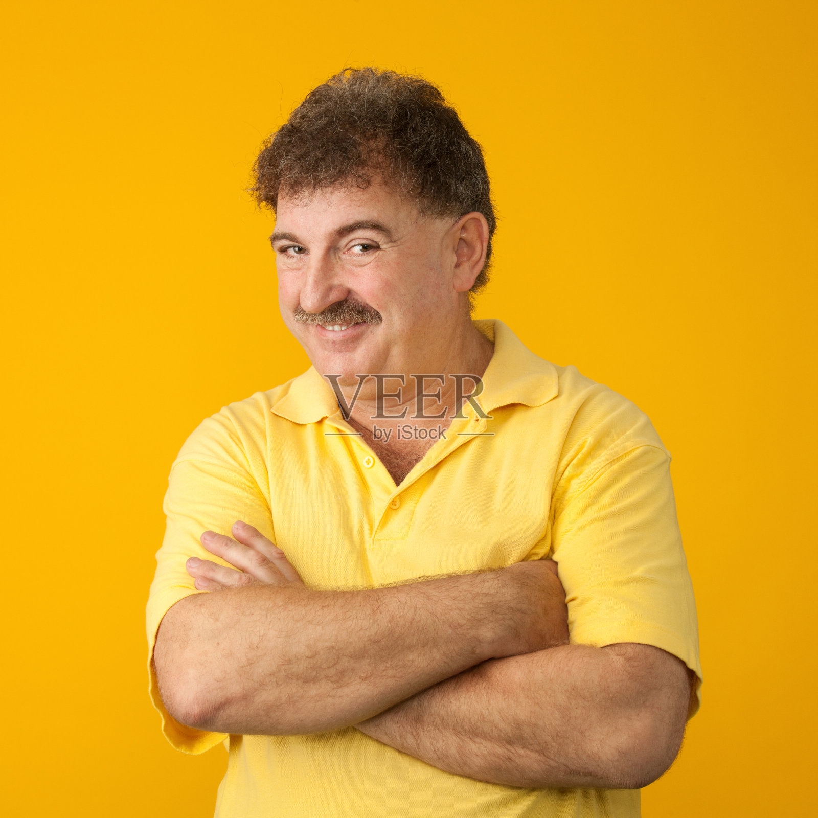 一幅55岁男子的肖像，黄色背景上有胡子照片摄影图片