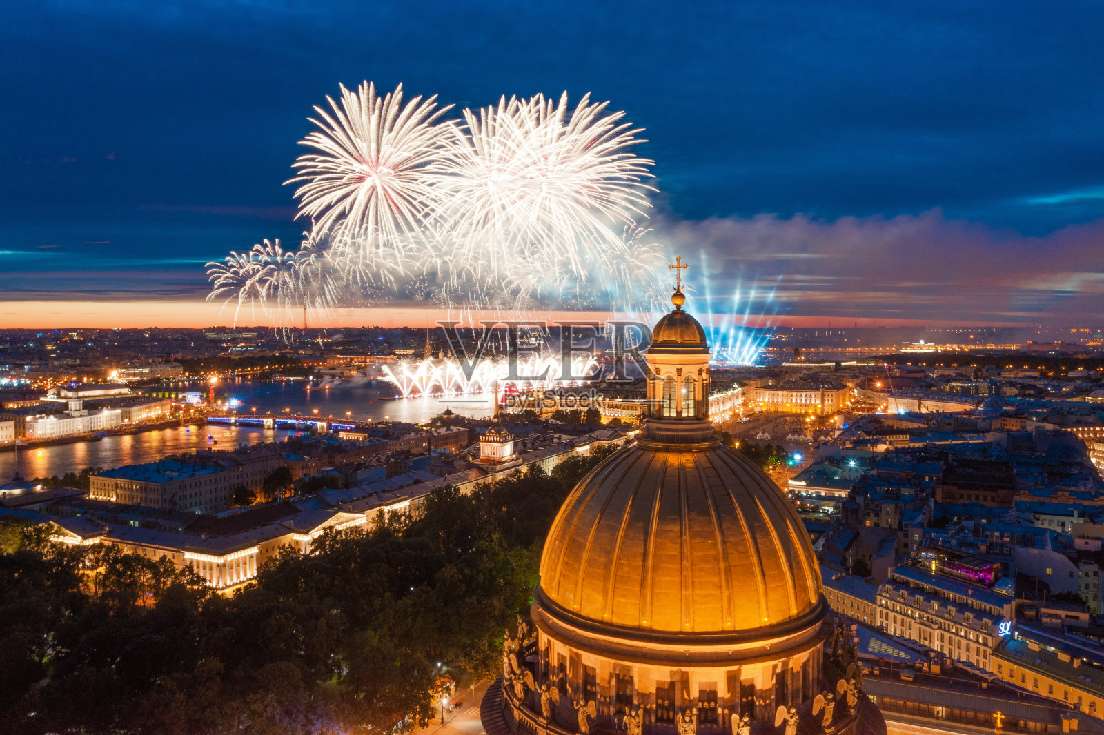 在圣彼得堡涅瓦河上燃放烟花，可以看到圣艾萨克大教堂，海军部，宫殿桥，彼得和保罗要塞。照片摄影图片
