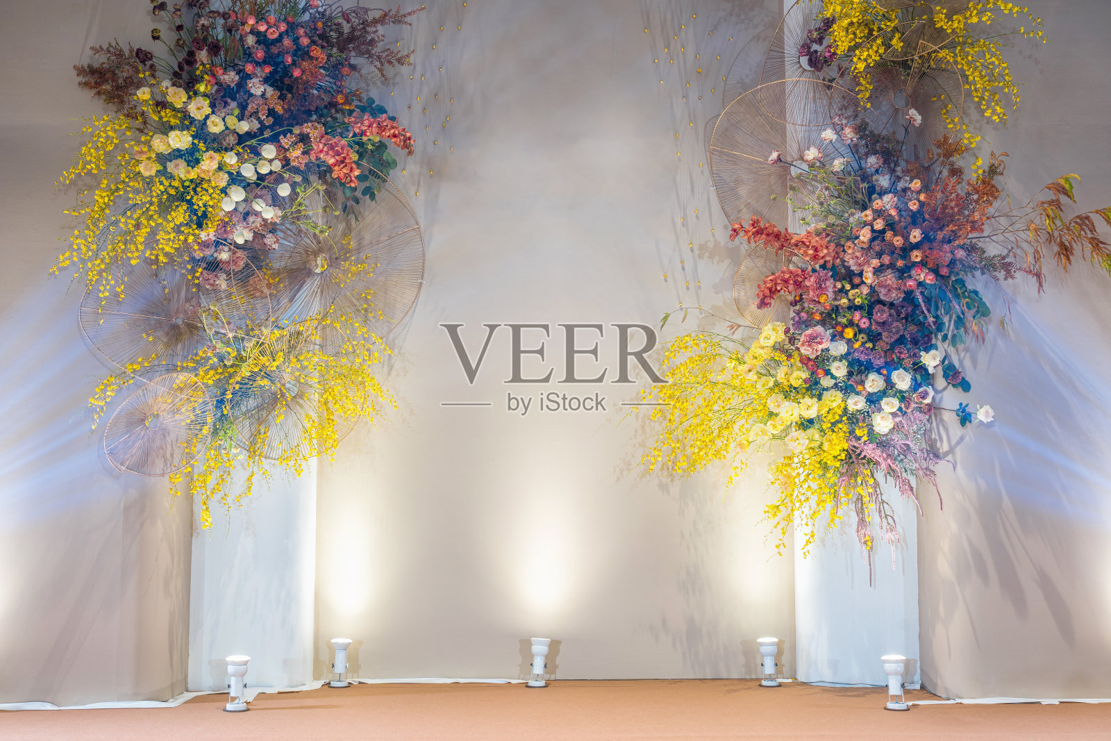 婚礼鲜花背景，情人和情人，五彩缤纷的花朵模型展示在舞台上照片摄影图片