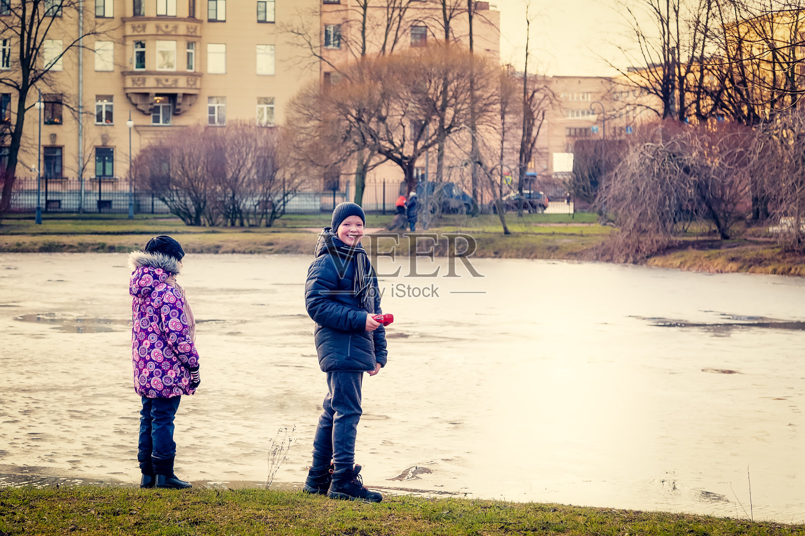 冬天孩子们在城市公园里散步照片摄影图片