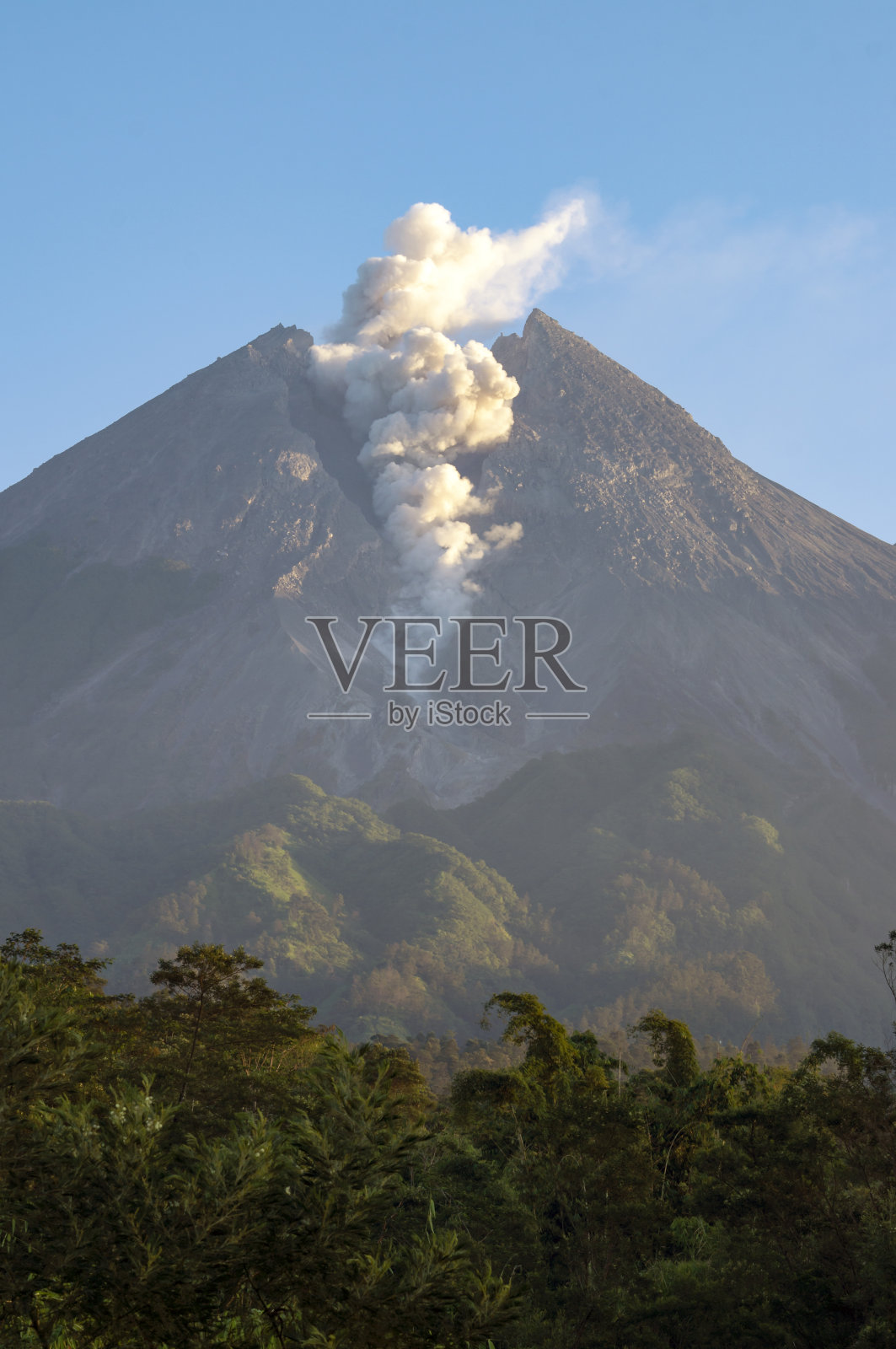 印度尼西亚默拉皮火山火山碎屑喷发照片摄影图片