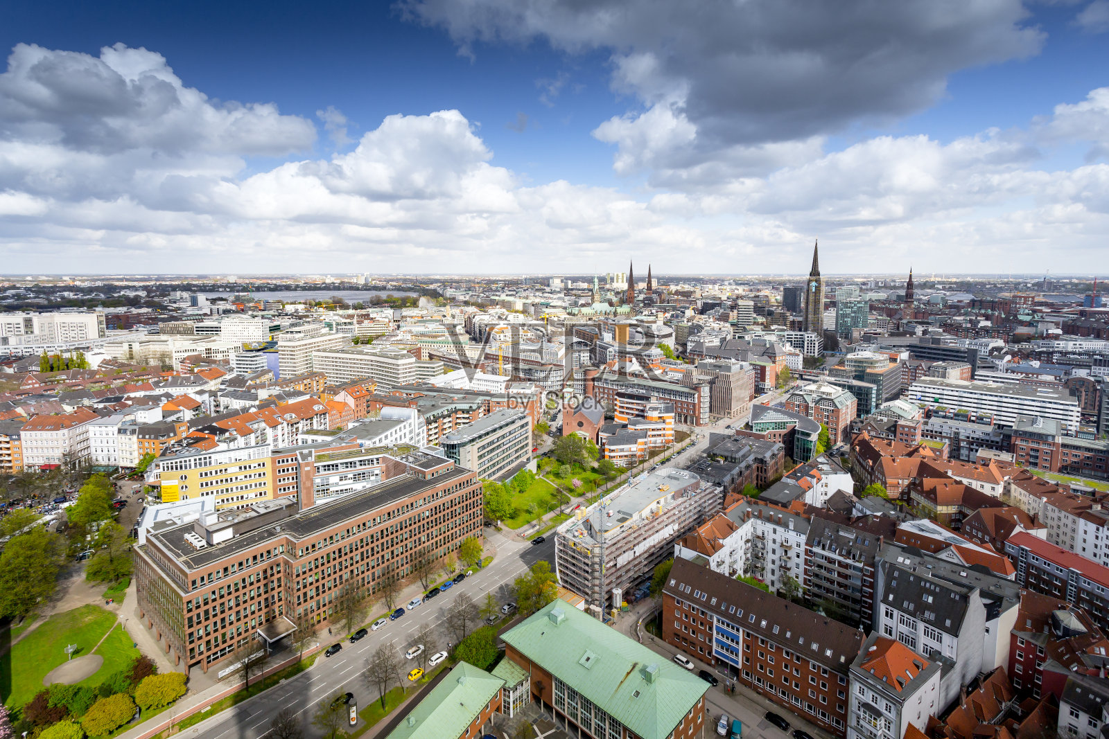 汉堡城市全景与市政厅和阿尔斯特照片摄影图片