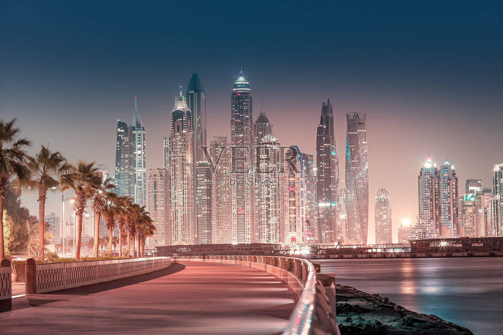 宏伟的城市视图摩天大楼和酒店建筑在迪拜码头地区从朱美拉棕榈岛在迪拜。房地产和旅游景点照片摄影图片