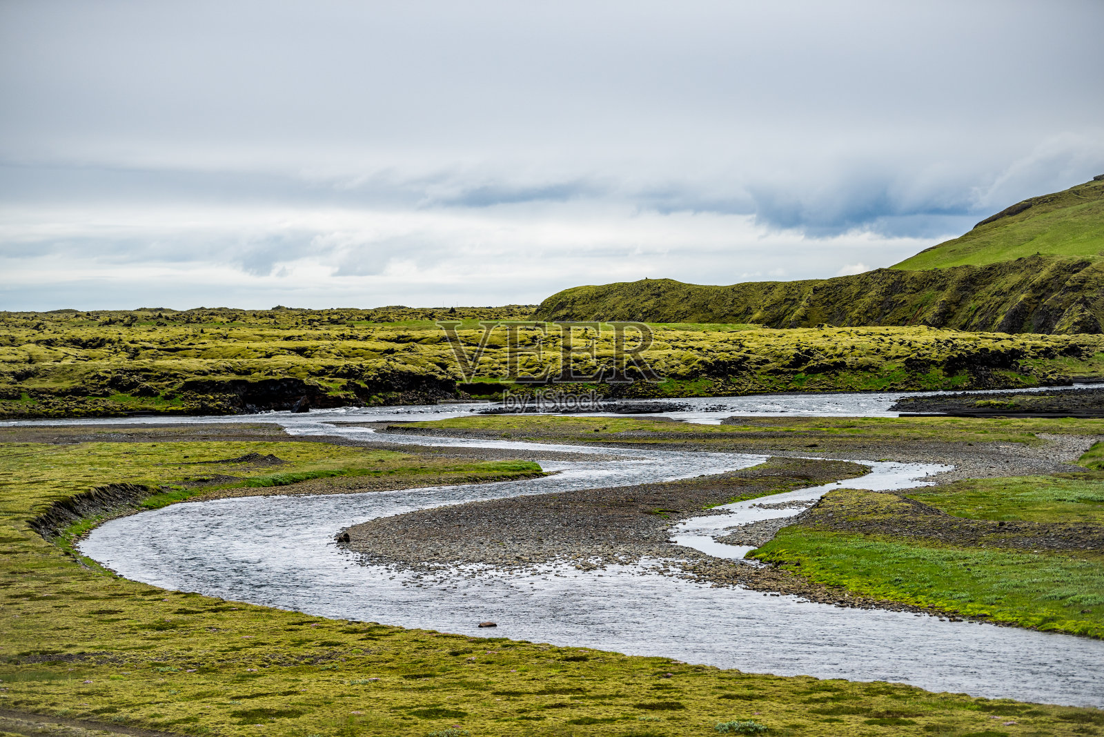 景观高角度的河流水流动在Fjadrargljufur，冰岛在夏季与多云的天空环路上照片摄影图片
