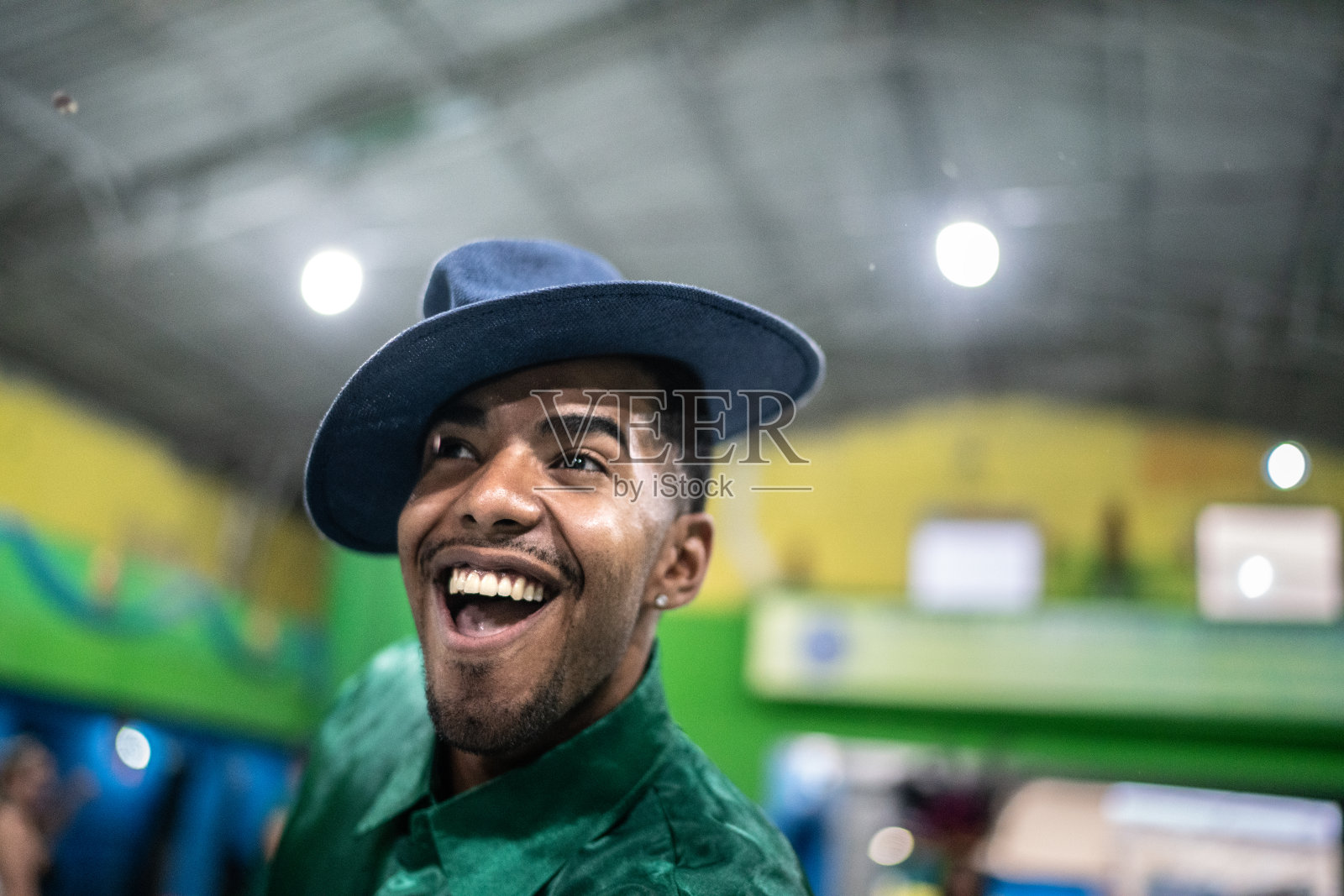 男子(马兰德罗)在巴西狂欢节上庆祝和跳舞照片摄影图片