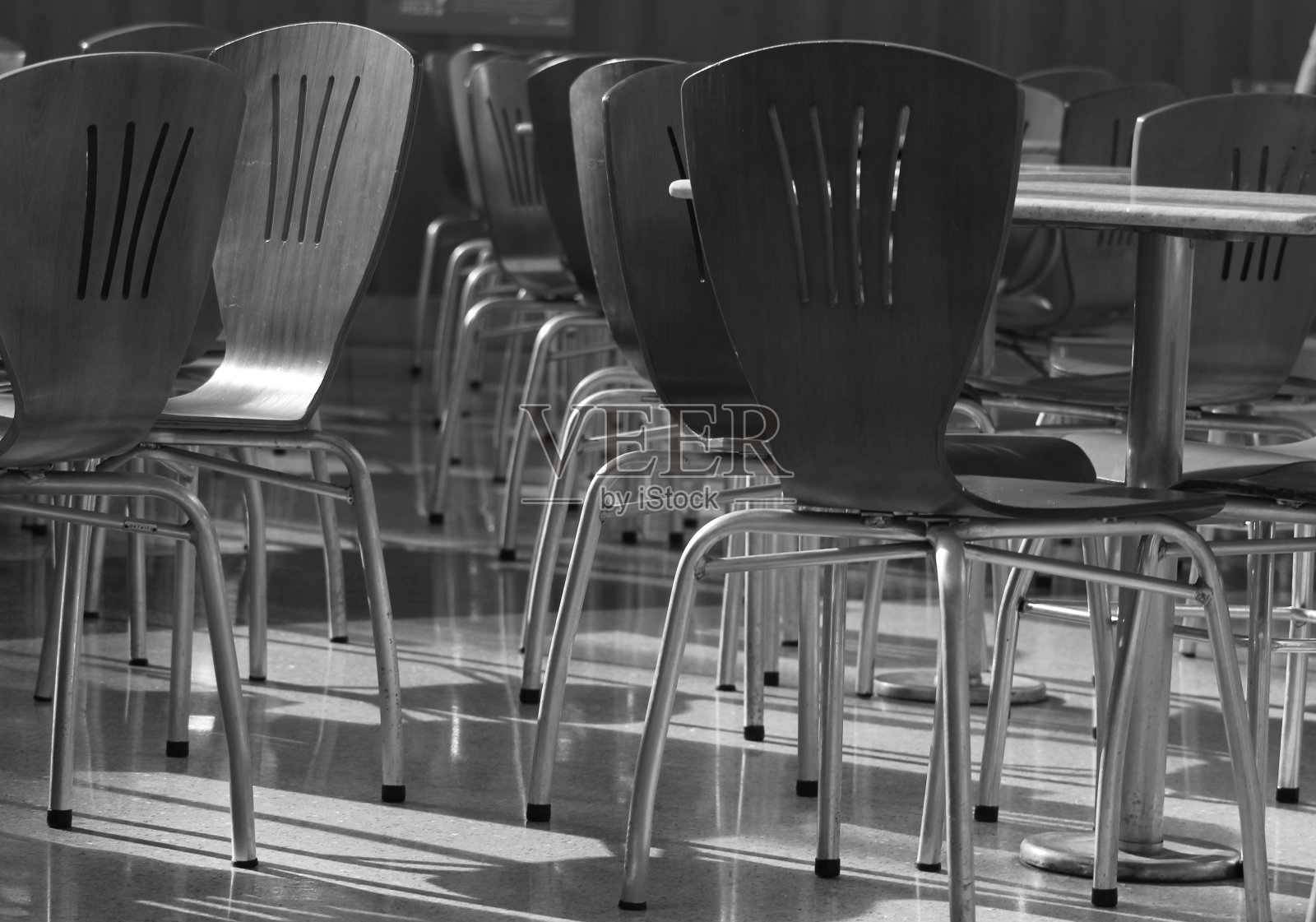 黑色和白色图像的椅子和他们的影子在闪亮的地板上的极简细节照片摄影图片