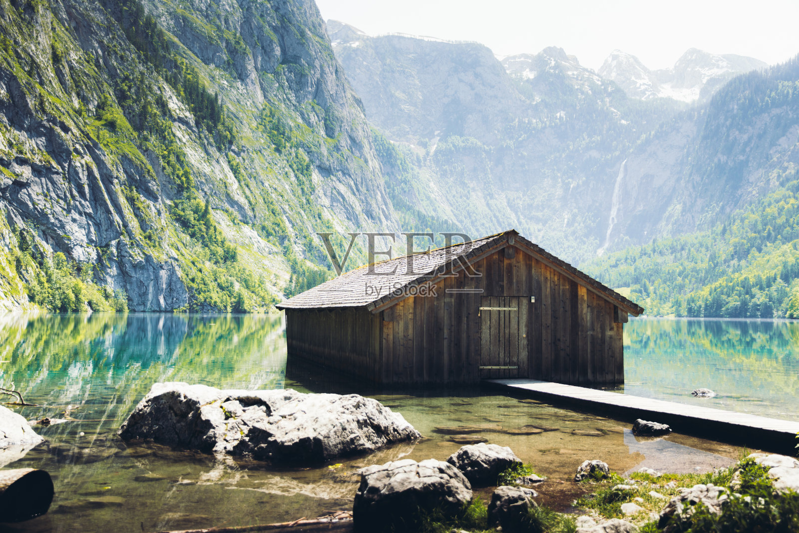夏天的日出在山上的湖，瀑布和老渔夫小屋在巴伐利亚阿尔卑斯，德国照片摄影图片