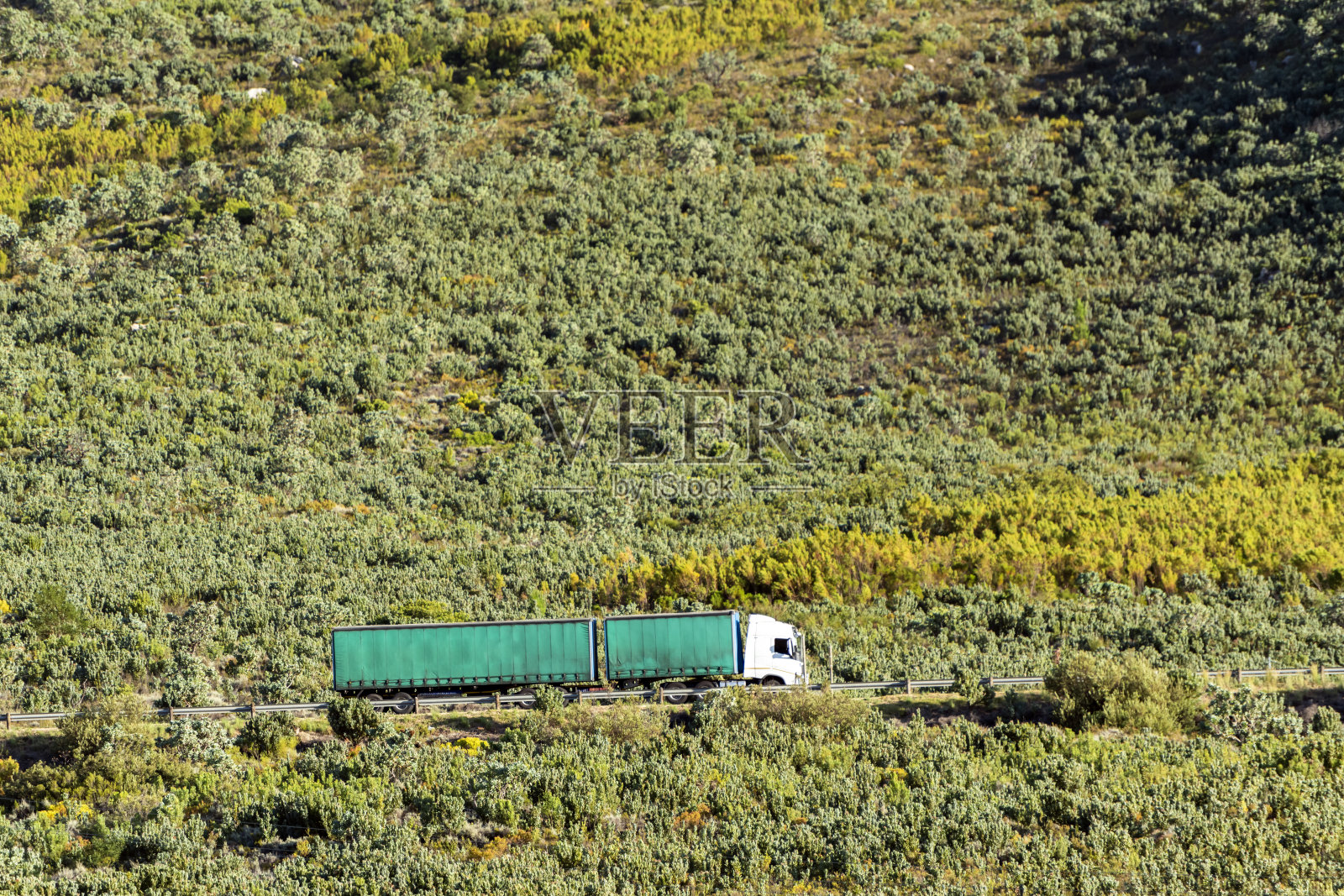 货运卡车开过山区照片摄影图片