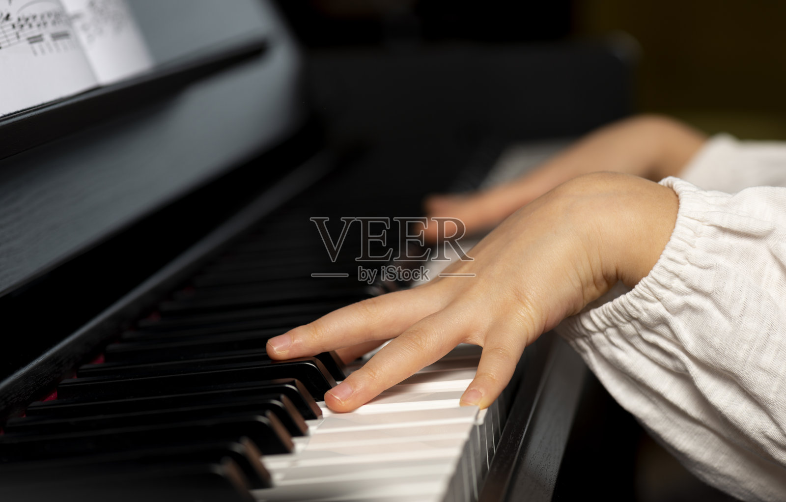 弹钢琴的小女孩照片摄影图片