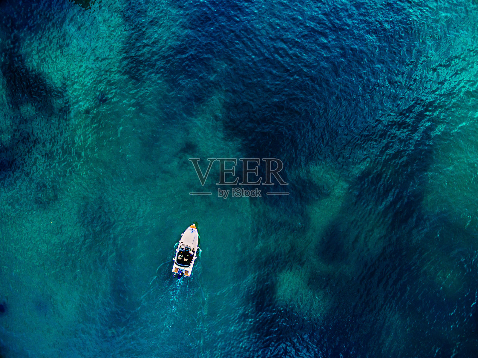 克罗地亚快艇和蓝色大海的鸟瞰图。照片摄影图片