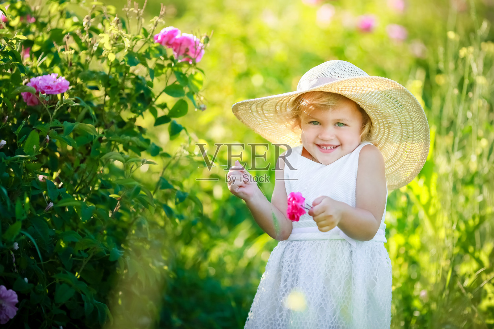 女孩在草地上带着花照片摄影图片