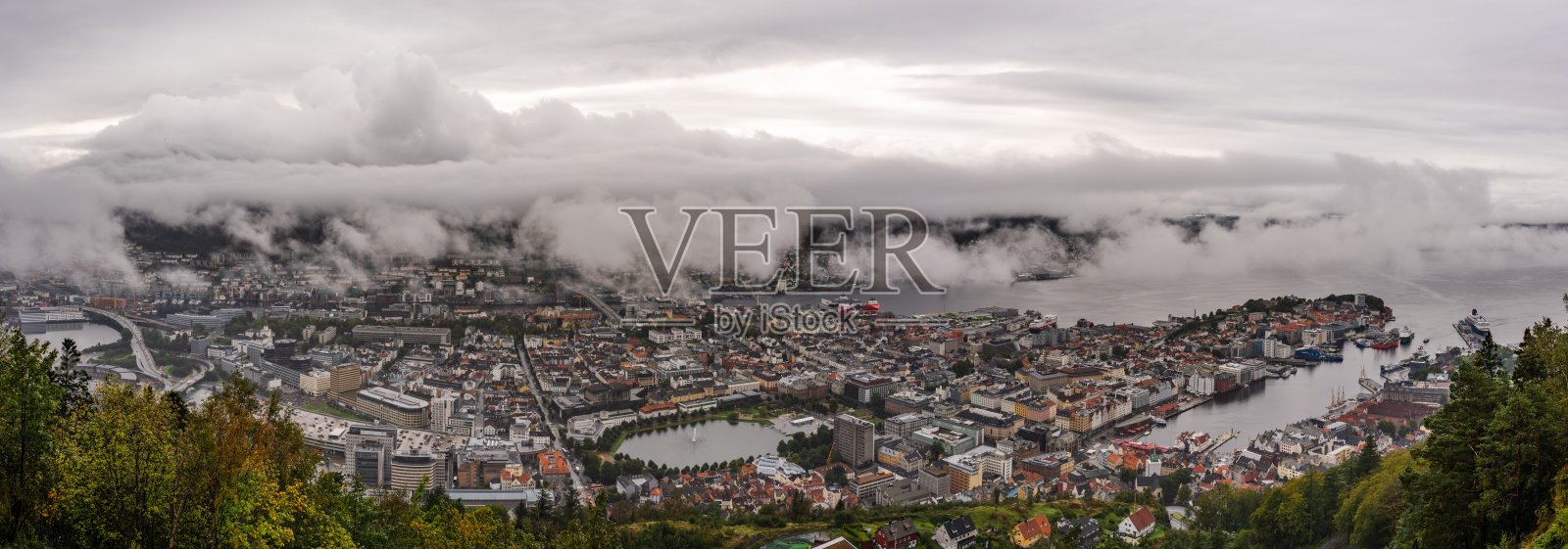从Floyfjellet上看，阴雨绵绵，城市笼罩在云下照片摄影图片
