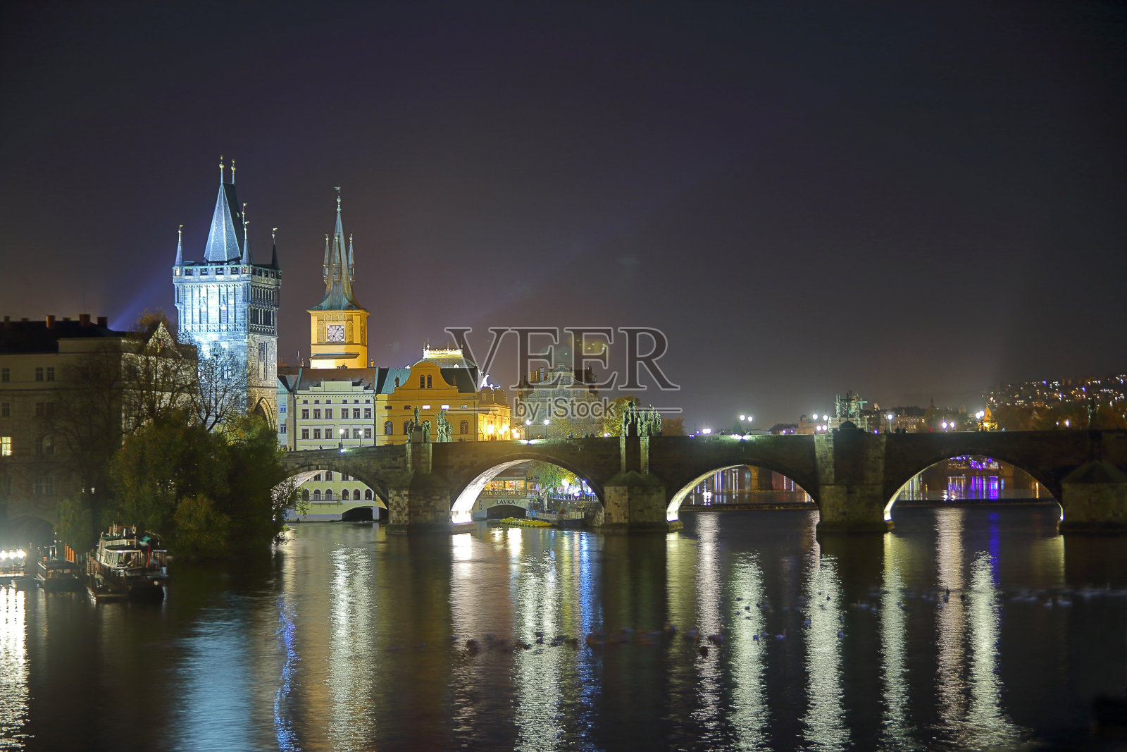 布拉格的夜景与查理大桥。照片摄影图片