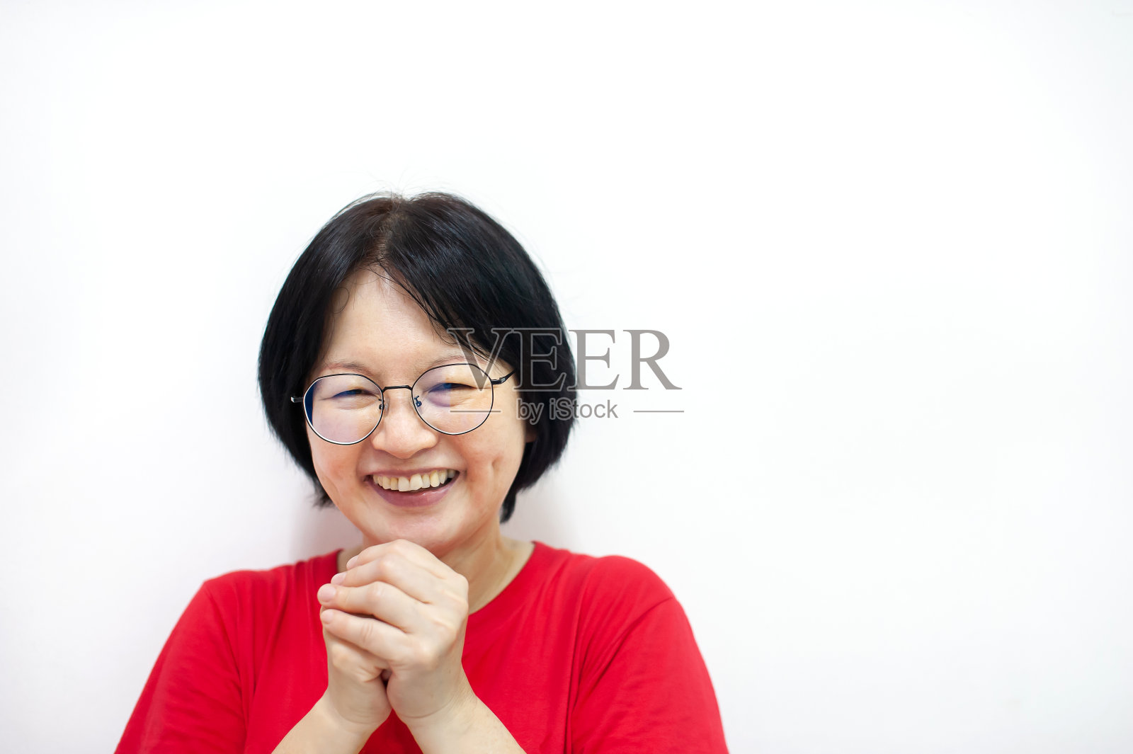 喜气洋洋的亚洲华人妇女在白色背景下问候春节快乐。照片摄影图片