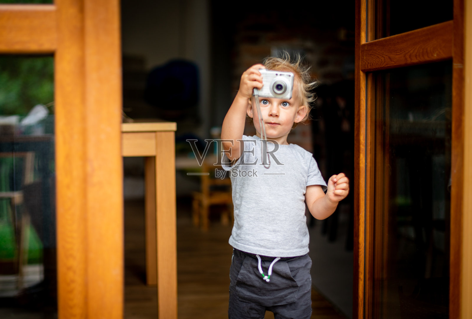 可爱的小男孩玩数码相机拍照照片摄影图片