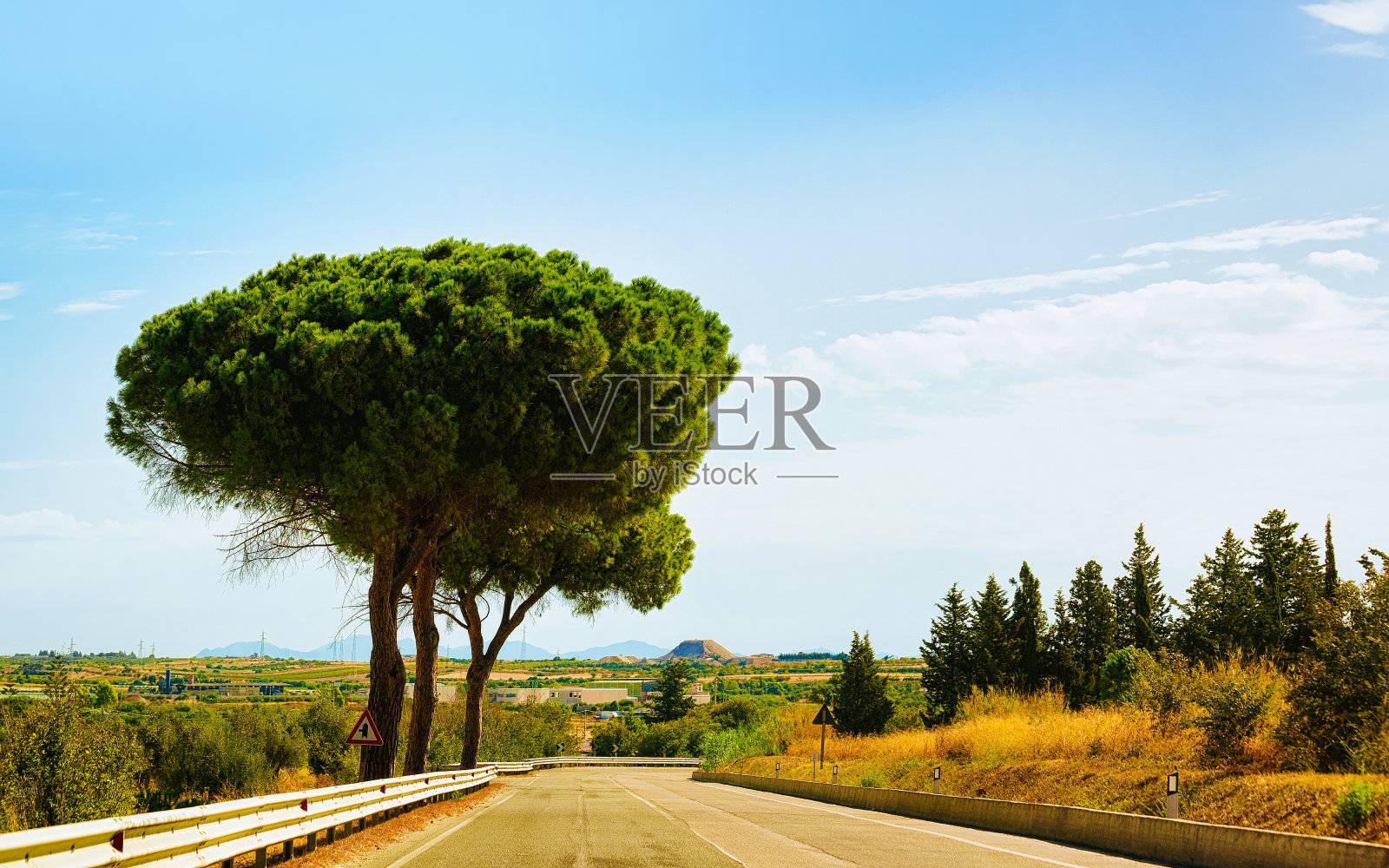 卡利亚里撒丁岛风景优美的道路反射照片摄影图片