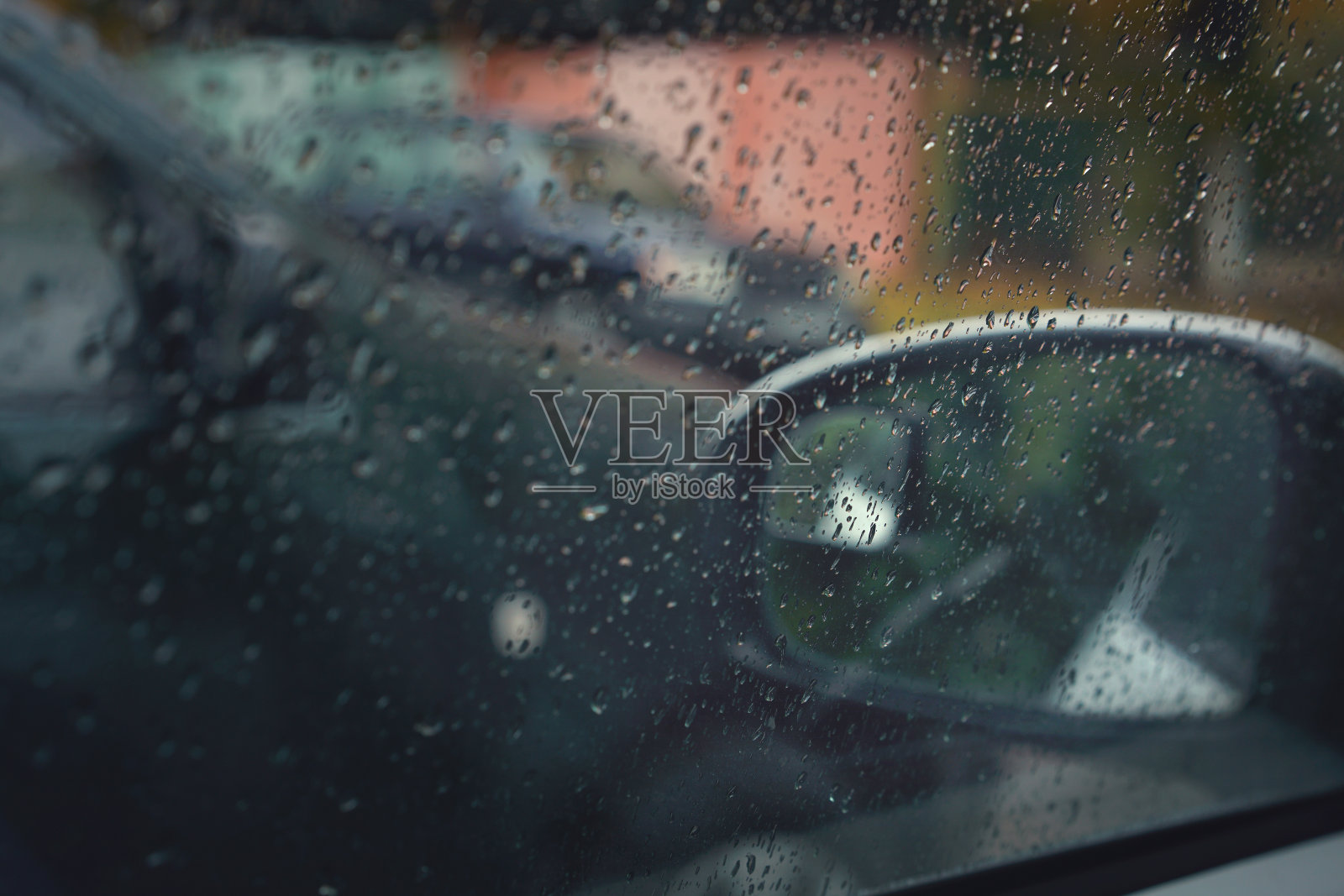 雨点落在侧车窗玻璃上照片摄影图片
