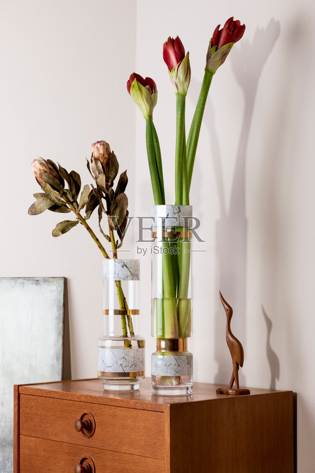 时尚和花卉构成美丽的鲜花在现代花瓶上复古的木制马桶与优雅的配件。花的概念与阴影的米色墙壁。室内设计。模板。照片摄影图片