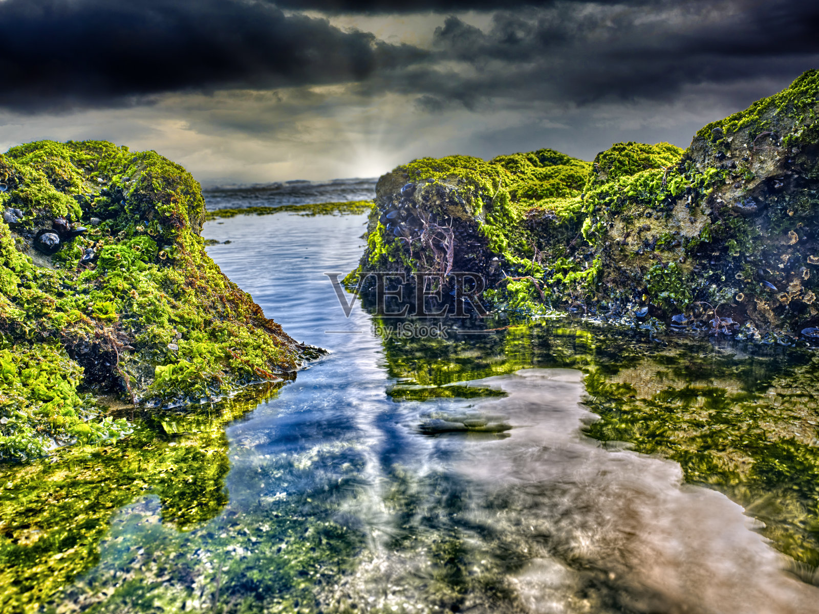 葡萄牙海岸上的绿色岩石照片摄影图片