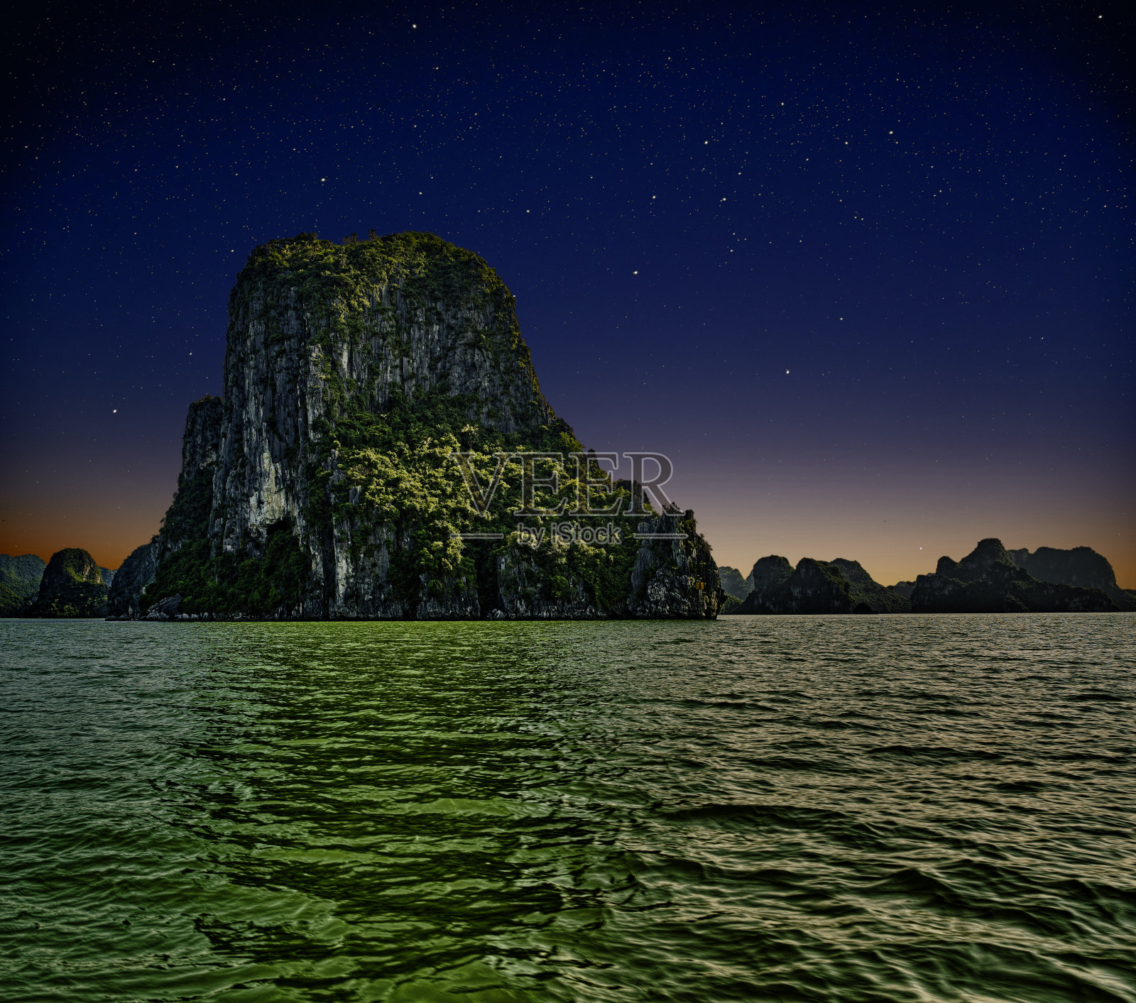越南石灰石越南在夜晚的月亮和星空照片摄影图片