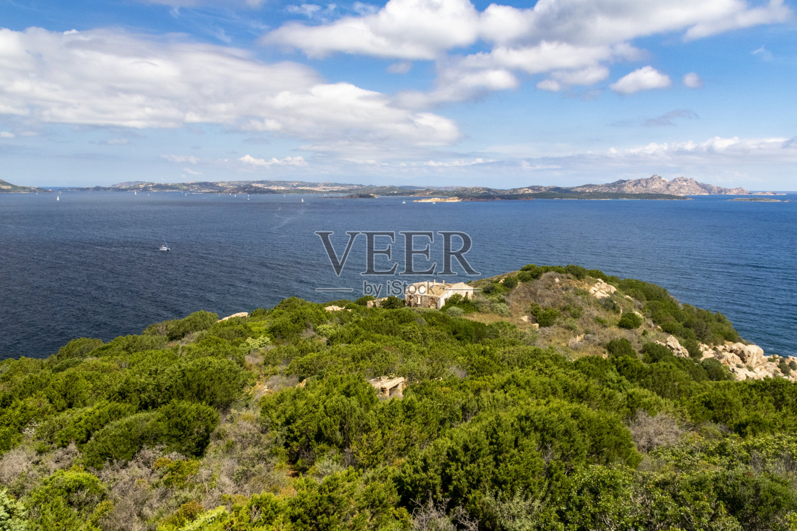 色彩斑斓的海岸线北部撒丁岛和岛屿La madalena和Isola capera与游艇和废墟-撒丁岛，意大利。照片摄影图片