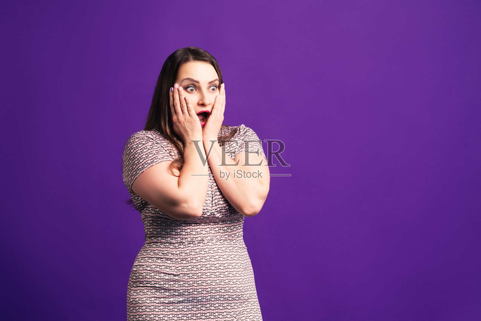 震惊大尺寸模型与大张的嘴在紫色的背景照片摄影图片