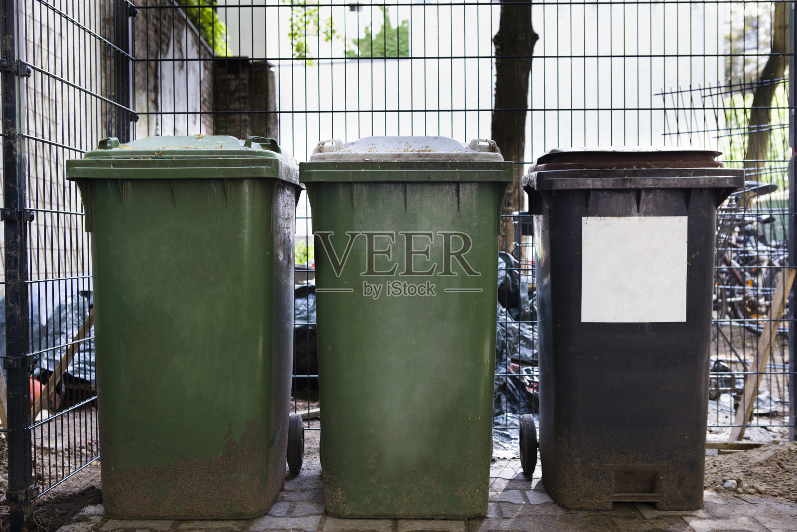 垃圾容器，垃圾容器的图像，垃圾容器排成一行照片摄影图片