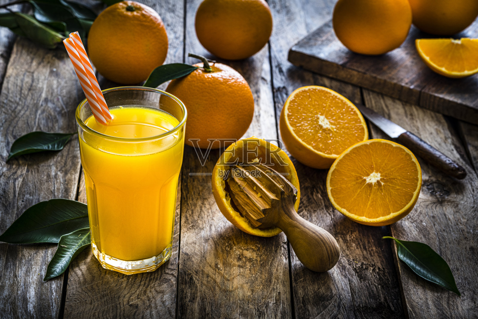 自制的橙汁杯放在质朴的木桌上照片摄影图片