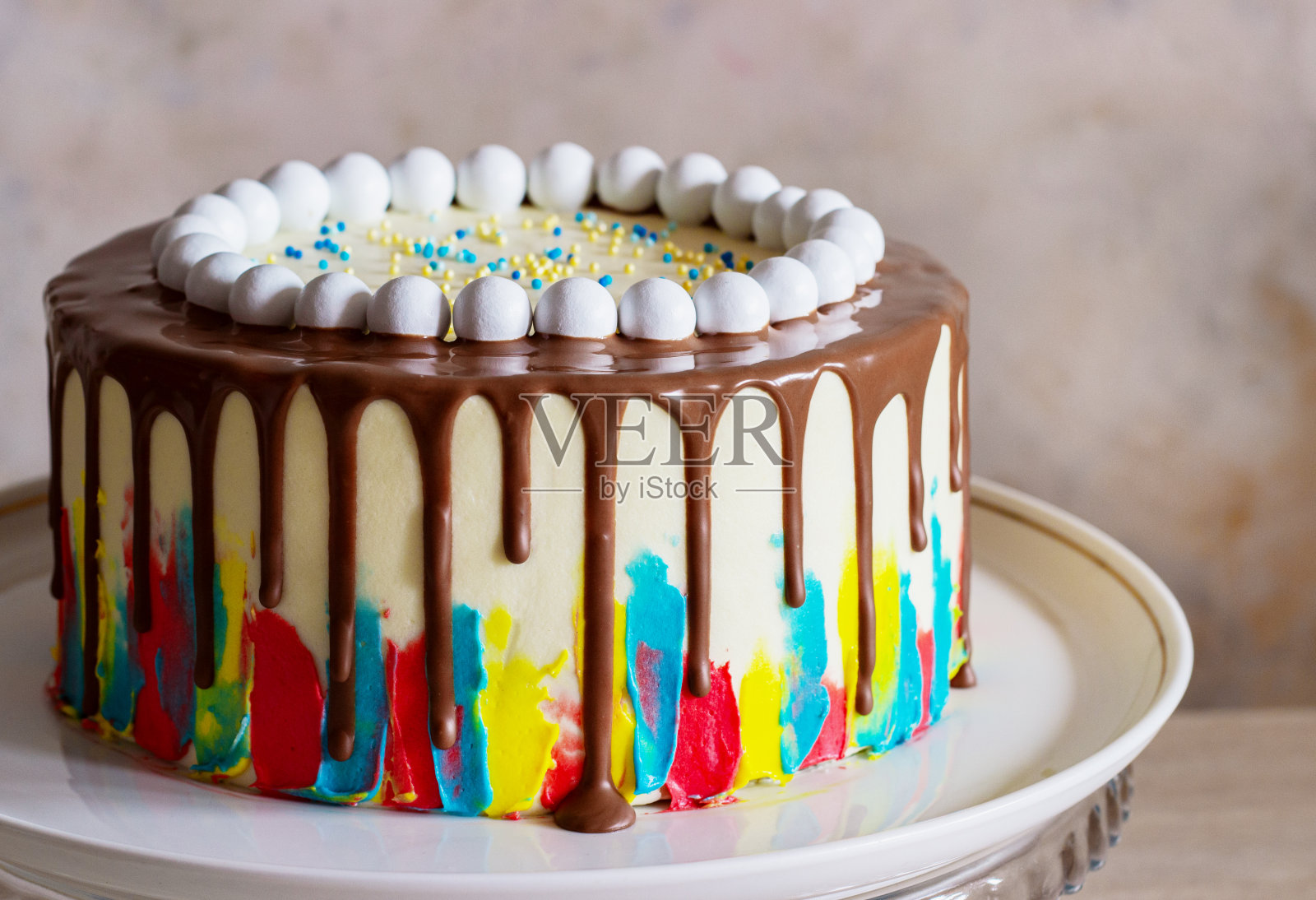 明亮的生日蛋糕与巧克力在一个轻的背景与气球照片摄影图片
