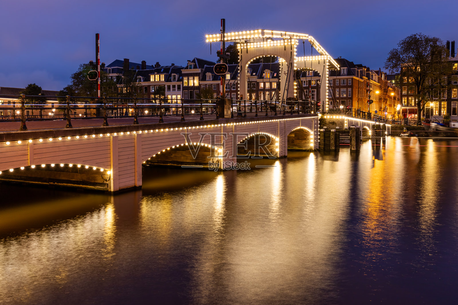 瘦桥(The Skinny Bridge)横跨阿姆斯特尔河，荷兰照片摄影图片