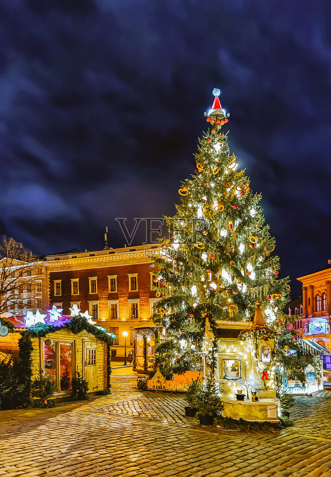 里加圆顶广场圣诞夜市上的圣诞树照片摄影图片